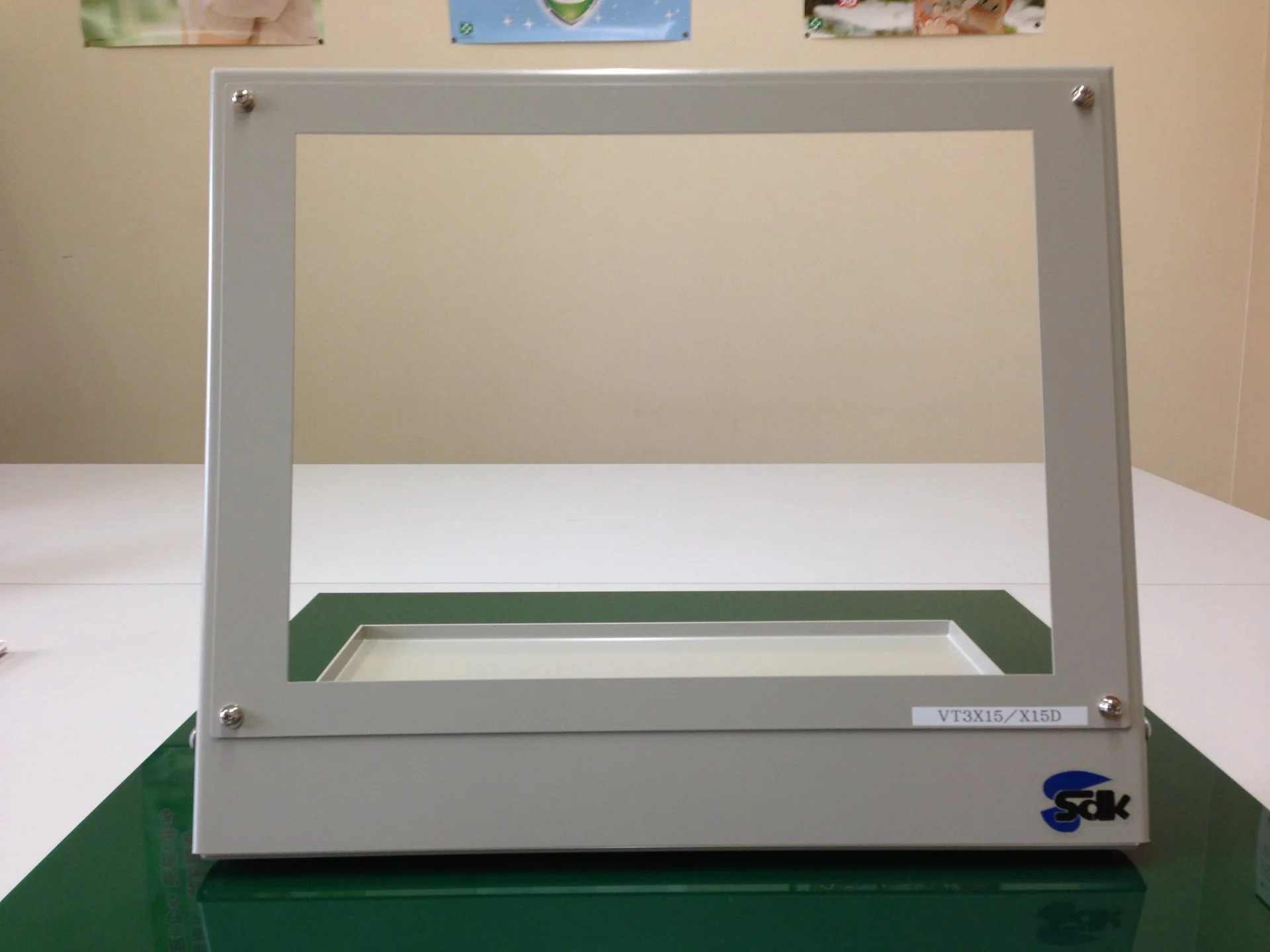 フレームに機器を組み付けている産業用装置の組立工程